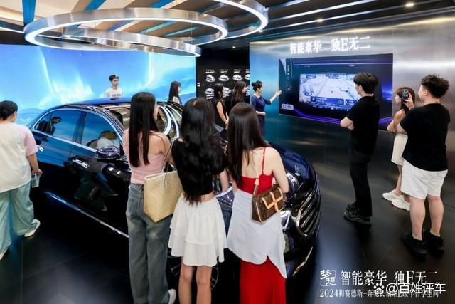 九游app入口：智能豪华独E无二2024奔驰长轴距E级亮相长春万象城