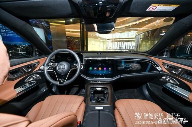 九游app入口：智能豪华独E无二2024奔驰长轴距E级亮相长春万象城(图2)