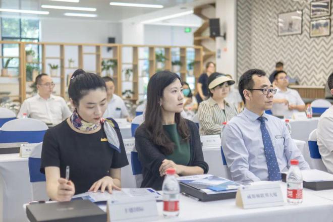 九游app：楼宇运营行业交流2024年西部智谷园区开放日第三期暨楼宇运营座谈交流会顺利举行(图4)