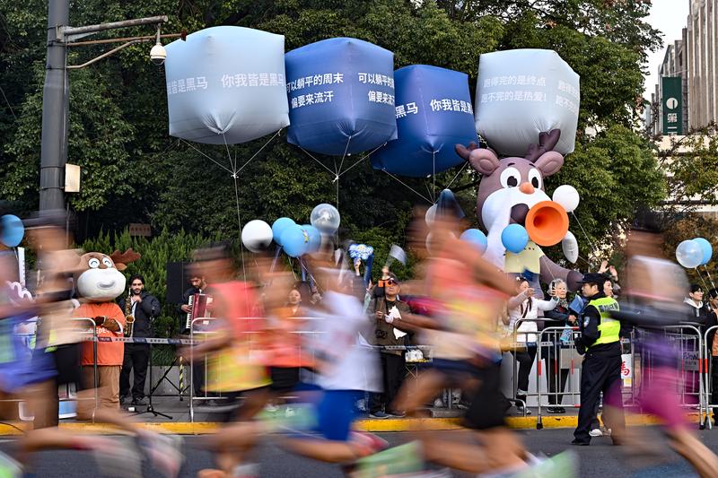 九游app：沃尔沃插混家族集结领跑2024上海马拉松(图3)