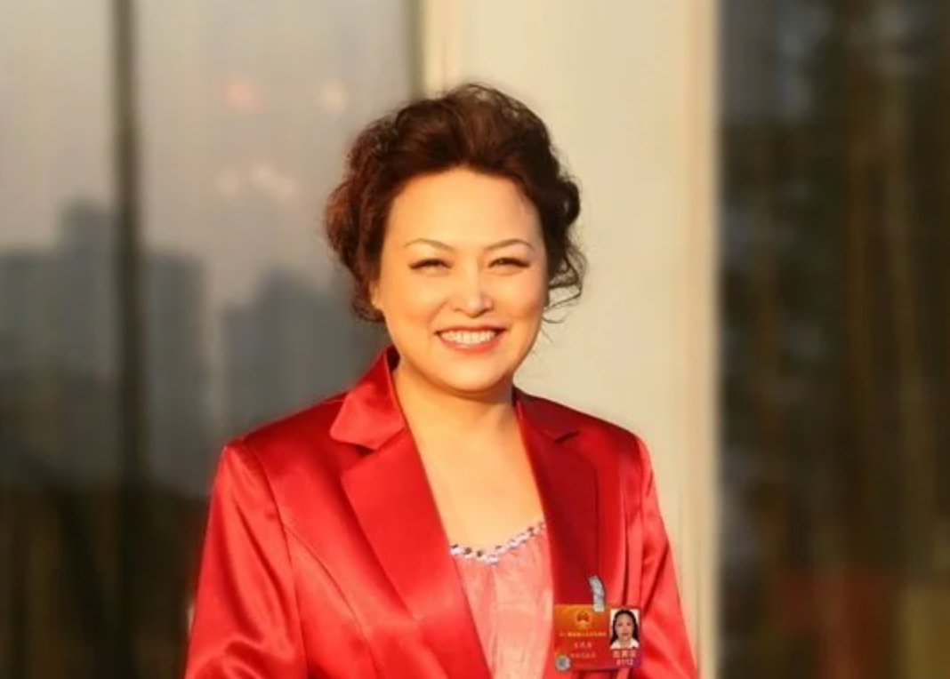 九游app入口：在史上最紧凑的上海车展何小鹏搬出了他的钢铁车模｜浪潮对话(图3)