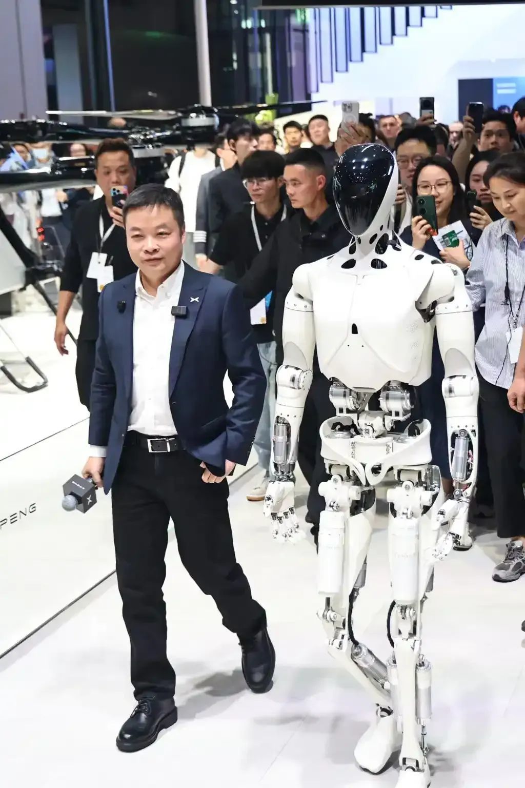 九游app入口：在史上最紧凑的上海车展何小鹏搬出了他的钢铁车模｜浪潮对话