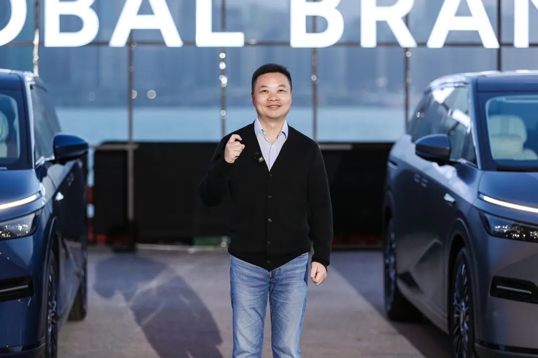 九游app入口：在史上最紧凑的上海车展何小鹏搬出了他的钢铁车模｜浪潮对话(图6)