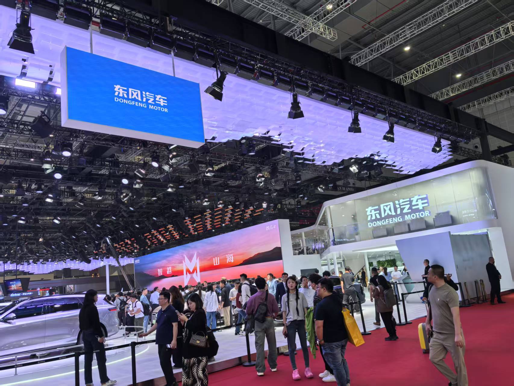 超百款新车、千家企业齐聚“上海滩”！2025上海车展掀起“智电”浪潮这场展会还藏着未来发展“生死密码”(图2)