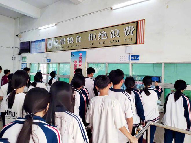 九游体育：“小官巨贪校长”让乡镇初中生吃不饱(图4)