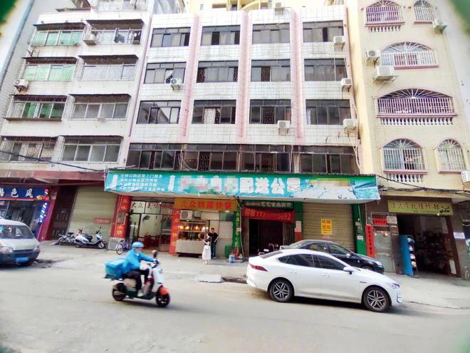 九游体育：“小官巨贪校长”让乡镇初中生吃不饱(图2)