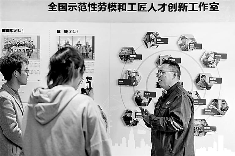 加快培养引领未来的拔尖创新人才